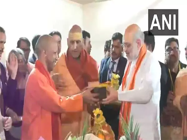 गृह मंत्री अमित शाह ने Prayagraj में स्वामी अवधेशानंद गिरि से उनके आश्रम में मुलाकात की