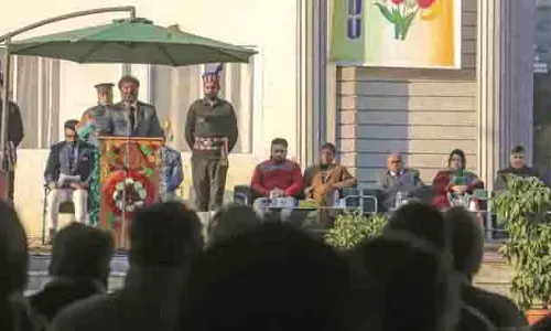 कुलपति सीयूके ने तिरंगा फहराया