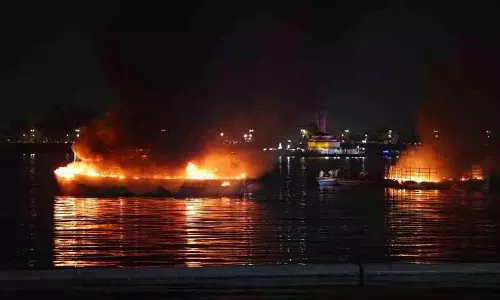 Hyderabad के हुसैन सागर में नावों में लगी आग से 15 लोग बच गए