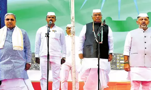 Karnataka: कांग्रेस आलाकमान के आदेश के बाद सिद्धारमैया खेमा लाइन में आया Karnataka: कांग्रेस आलाकमान के आदेश के बाद सिद्धारमैया खेमा लाइन में आया
