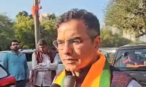 कैलेंडर में 500 रुपये डालकर बांट रहे आप के कार्यकर्ता : प्रवेश वर्मा
