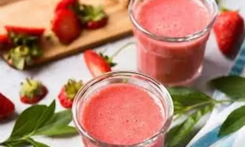 strawberry shake: घर पर बनाएं गाढ़ा स्ट्रॉबेरी शेक strawberry shake: घर पर बनाएं गाढ़ा स्ट्रॉबेरी शेक