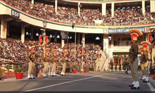 अटारी-वाघा बॉर्डर पर बीटिंग रिट्रीट का आयोजन, बीएसएफ के डीजी ने बताई शौर्य गाथा