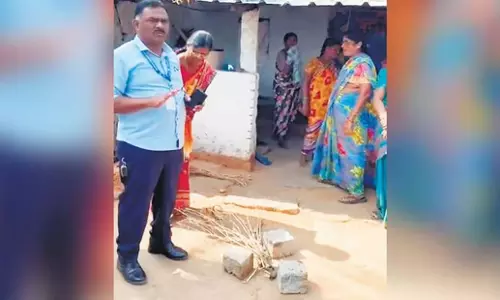 Telangana: तेलंगाना ग्रामीण बैंकर्स ने डिफॉल्टर के घर के सामने विरोध प्रदर्शन किया