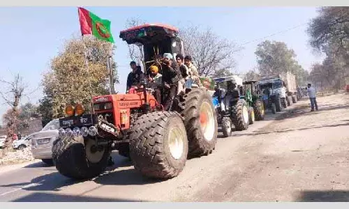किसानों ने शांतिपूर्ण गणतंत्र दिवस ट्रैक्टर मार्च निकाला, MSP गारंटी की मांग की किसानों ने शांतिपूर्ण गणतंत्र दिवस ट्रैक्टर मार्च निकाला, MSP गारंटी की मांग की