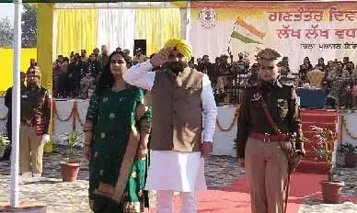 Harbhajan Singh ETO ने फिरोजपुर में 76वें गणतंत्र दिवस समारोह में राष्ट्रीय ध्वज फहराया
