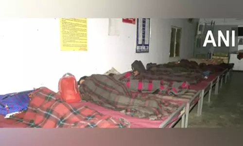 Delhi: पारा गिरने के कारण लोग रैन बसेरों में शरण ले रहे, कोहरा छाया रहेगा Delhi: पारा गिरने के कारण लोग रैन बसेरों में शरण ले रहे, कोहरा छाया रहेगा