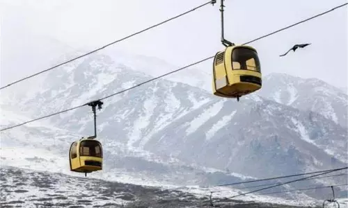 Gulmarg:  केबल तार टूटा, 20 केबिन हवा में लटके 120 पर्यटक फंसे