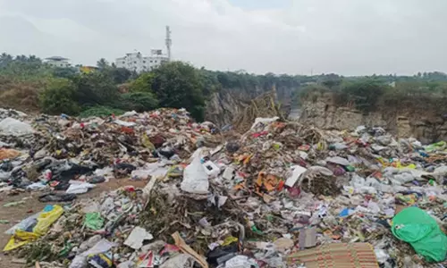 Tamil Nadu: मदुक्करै में परित्यक्त खदान डंप यार्ड में बदल गई Tamil Nadu: मदुक्करै में परित्यक्त खदान डंप यार्ड में बदल गई