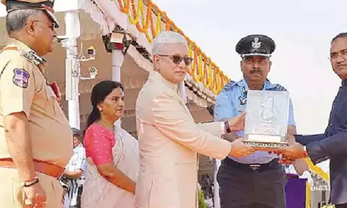 Telangana: राज्यपाल ने टीजीएसपीडीसीएल के सीएमडी को सम्मानित किया Telangana: राज्यपाल ने टीजीएसपीडीसीएल के सीएमडी को सम्मानित किया