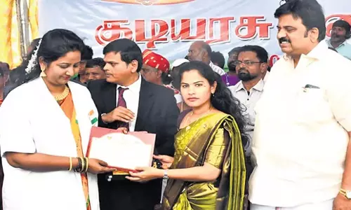 Chennai: चेन्नई में सरकारी कार्यालयों पर फहराया गया तिरंगा Chennai: चेन्नई में सरकारी कार्यालयों पर फहराया गया तिरंगा
