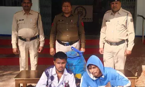 73 पौवा देशी शराब के साथ दो लड़के गिरफ्तार