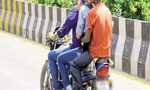 दंडनीय अपराध है बाइक में तीन सवारी बैठाना