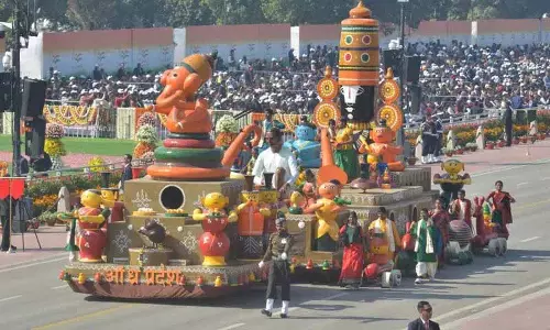 CM Naidu गणतंत्र दिवस परेड में एटिकोपका झांकी को देखकर खुश