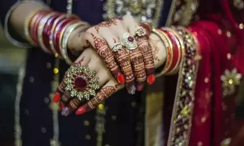 शादीशुदा जोड़ा: लड़की ने किया जेंडर चेंज, पढ़ें अनोखी प्रेम कहानी