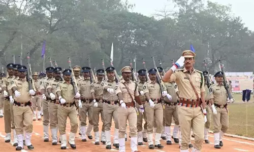 Andhra: कलेक्टर को पुलिस गार्ड ऑफ ऑनर दिया गया