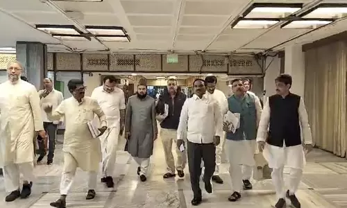 NEW DELHI संसदीय समिति ने वक्फ विधेयक में 572 संशोधन सुझाए