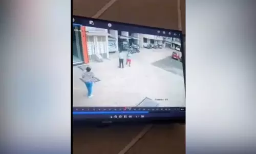 Maharashtra: 13वीं मंजिल से गिरे बच्चे को बचाया गया, वीडियो वायरल Maharashtra: 13वीं मंजिल से गिरे बच्चे को बचाया गया, वीडियो वायरल