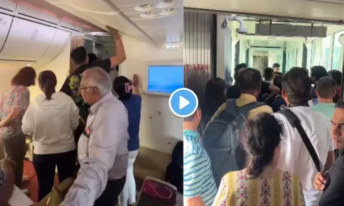 एयर इंडिया की फ्लाइट में फंसे रहे यात्री: अफरा तफरी का Video वायरल एयर इंडिया की फ्लाइट में फंसे रहे यात्री: अफरा तफरी का Video वायरल