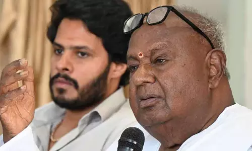 HD Devegowda, निखिल कुमारस्वामी जेडी(एस) को पुनर्जीवित करने के लिए कर्नाटक का दौरा करेंगे HD Devegowda, निखिल कुमारस्वामी जेडी(एस) को पुनर्जीवित करने के लिए कर्नाटक का दौरा करेंगे