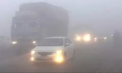 Lucknow: यूपी में बदला मौसम, तेज बारिश के साथ घना कोहरा Lucknow: यूपी में बदला मौसम, तेज बारिश के साथ घना कोहरा
