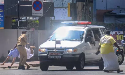 Kerala : वायनाड में प्रदर्शनकारियों ने वन मंत्री को काले झंडे दिखाए Kerala : वायनाड में प्रदर्शनकारियों ने वन मंत्री को काले झंडे दिखाए