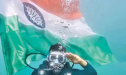 Andhra: समुद्र में राष्ट्रीय ध्वज का प्रदर्शन