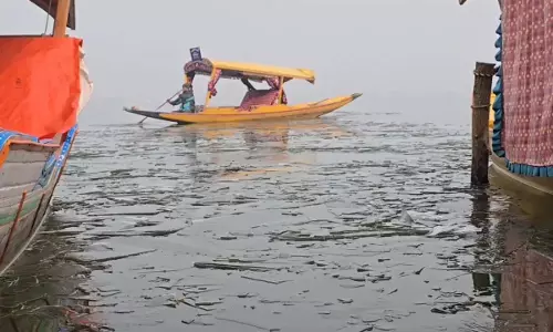Kashmir में फिर लौटी कड़ाके की ठंड,  तापमान शून्य से 5.5 डिग्री नीचे