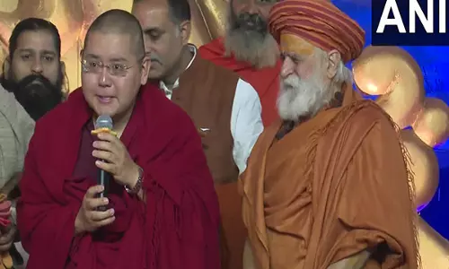 7वें क्याब्जे योंगज़िन लिंग रिनपोछे MahaKumbh Mela में बाबा रामदेव के योग शिविर में शामिल हुए 7वें क्याब्जे योंगज़िन लिंग रिनपोछे MahaKumbh Mela में बाबा रामदेव के योग शिविर में शामिल हुए