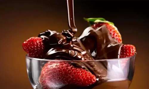 Chocolate and Strawberries Dessert: चॉकलेट और स्ट्रॉबेरी से बनाएं स्पेशल डेजर्ट Chocolate and Strawberries Dessert: चॉकलेट और स्ट्रॉबेरी से बनाएं स्पेशल डेजर्ट