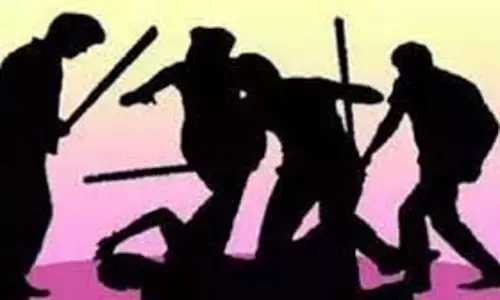 Haryana: बदमाशों ने सरेआम युवक पर किया हमला Haryana: बदमाशों ने सरेआम युवक पर किया हमला