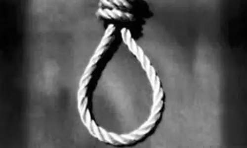 Bulandshahr: पेड़ से लटकता मिला युवक और युवती के शव, पोस्टमार्टम के लिए भेजा
