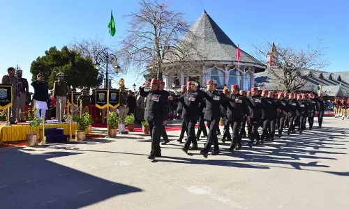 Himachal Pradesh : राज्यपाल ने शिमला के रिज पर तिरंगा फहराया Himachal Pradesh : राज्यपाल ने शिमला के रिज पर तिरंगा फहराया