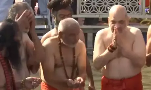 अमित शाह ने प्रयागराज पहुंचकर संगम में स्नान किया, साधु-संतों से मिले अमित शाह ने प्रयागराज पहुंचकर संगम में स्नान किया, साधु-संतों से मिले
