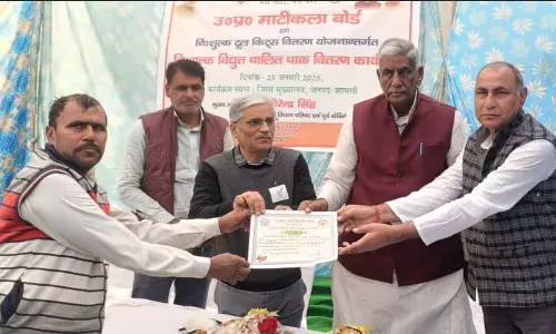 Shamli: शामली में निशुल्क चाक वितरण कार्यक्रम का आयोजन हुआ