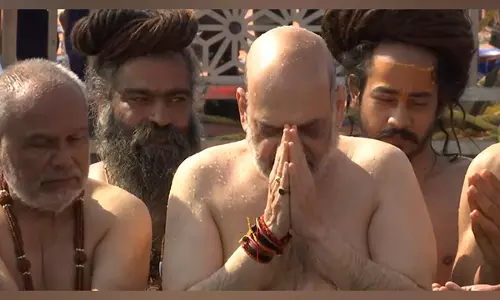 केंद्रीय मंत्री अमित शाह ने Prayagraj में संगम में लगाई पवित्र डुबकी