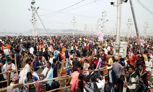 Maha Kumbh: आज दोपहर 12 बजे तक 60 लाख से अधिक श्रद्धालुओं ने त्रिवेणी संगम पर पवित्र डुबकी लगाई