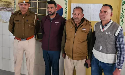 Bharatpur: पुलिस ने छापा मारकर शराब का 2 लाख 25 हजार का स्टॉक जब्त किया Bharatpur: पुलिस ने छापा मारकर शराब का 2 लाख 25 हजार का स्टॉक जब्त किया