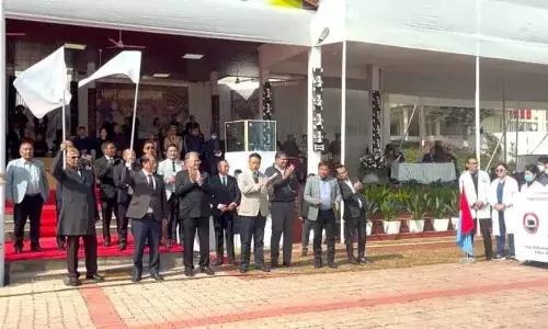 Nagaland : गणेशन ने सीएम के मोबाइल ऑपरेशन थियेटर को हरी झंडी दिखाई Nagaland : गणेशन ने सीएम के मोबाइल ऑपरेशन थियेटर को हरी झंडी दिखाई