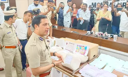 पुलिस कमिश्नर ने कोटेकर बैंक डकैती की साजिश का सिलसिलेवार खुलासा किया पुलिस कमिश्नर ने कोटेकर बैंक डकैती की साजिश का सिलसिलेवार खुलासा किया