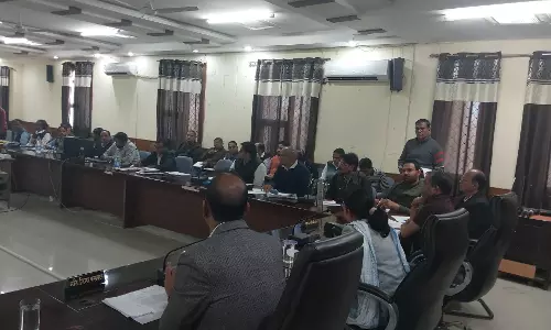 Pratapgarh: साप्ताहिक समीक्षा बैठक हुई आयोजित जिला कलेक्टर ने की विभागीय योजनाओं की समीक्षा Pratapgarh: साप्ताहिक समीक्षा बैठक हुई आयोजित जिला कलेक्टर ने की विभागीय योजनाओं की समीक्षा