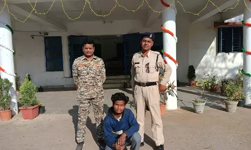 चैटिंग पढ़कर युवती ने की जहर सेवन, प्रेमी अरेस्ट