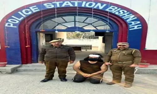 J&K: बिश्नाह में हेरोइन-पिस्तौल के साथ कुख्यात अपराधी गिरफ्तार J&K: बिश्नाह में हेरोइन-पिस्तौल के साथ कुख्यात अपराधी गिरफ्तार