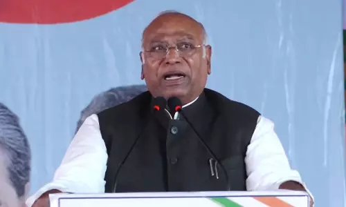 गंगा में डुबकी लगाने से गरीबी दूर नहीं होगी : खड़गे