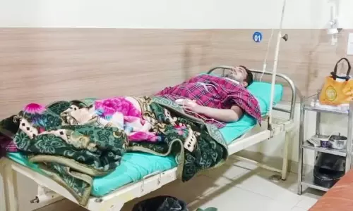 स्वास्थ्य कर्मी के गर्दन में चला चाइनीज मांझा, हालत नाजुक
