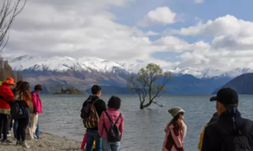 New Zealand ने पर्यटकों के वर्ककैशन की अनुमति देने के लिए विजिटर वीजा नियमों में ढील दी New Zealand ने पर्यटकों के वर्ककैशन की अनुमति देने के लिए विजिटर वीजा नियमों में ढील दी