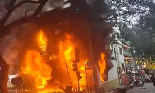 Bengaluru: इलेक्ट्रिक बाइक शोरूम में लगी भीषण आग, एक युवती की मौत Bengaluru: इलेक्ट्रिक बाइक शोरूम में लगी भीषण आग, एक युवती की मौत