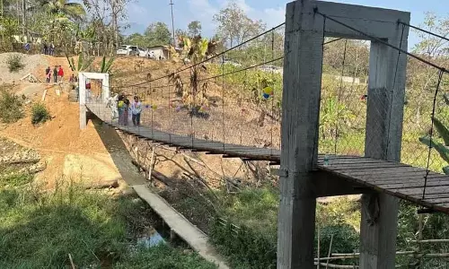 Arunachal के विधायक ने पापुम पारे जिले में तार रस्सी सस्पेंशन पुल का उद्घाटन