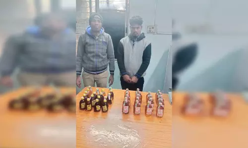 पुराना शराब दुकान के पास युवक काफी मात्रा में शराब के साथ गिरफ्तार
