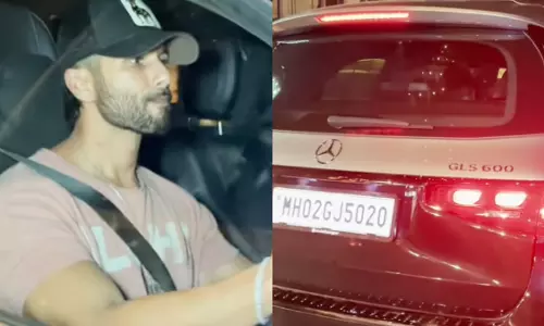 शाहिद कपूर ने अपनी 4.50 करोड़ की लिमिटेड एडिशन मर्सिडीज मेबैक को घुमाया, VIDEO वायरल शाहिद कपूर ने अपनी 4.50 करोड़ की लिमिटेड एडिशन मर्सिडीज मेबैक को घुमाया, VIDEO वायरल
